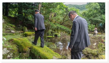 西村家の母家に隣接する趣のある庭園を歩く西村氏と森島氏