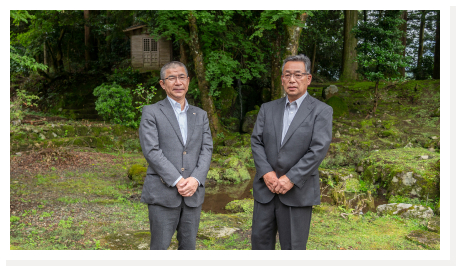 西村家の母家に隣接する趣のある庭園を歩く西村氏と森島氏